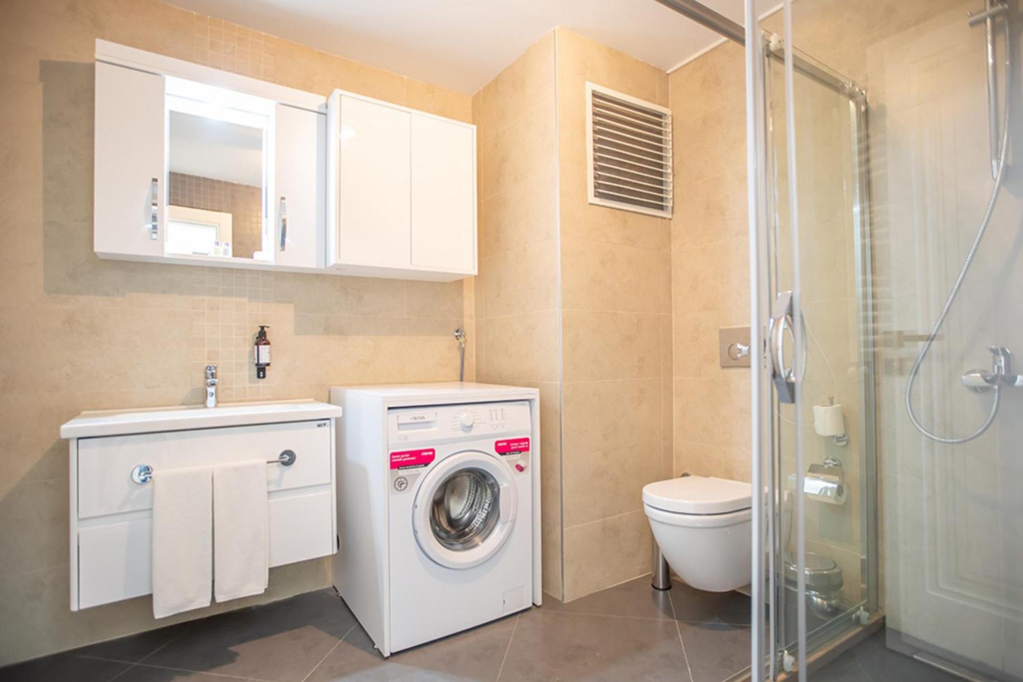 Millennium Istanbul Golden Horn Hotel Buitenkant foto A modern bathroom with a washing machine
